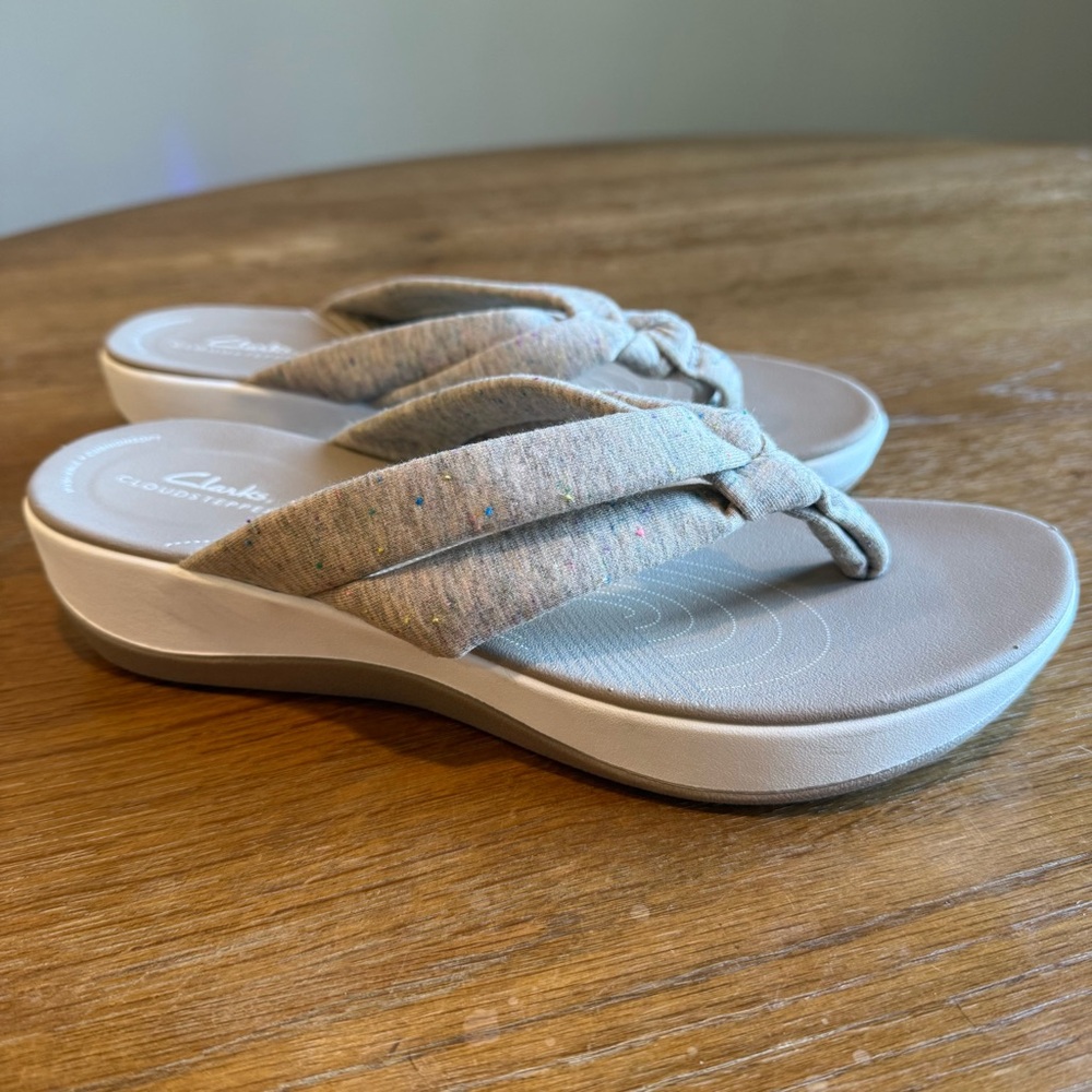 Clarks Cloudsteppers Women's Tan/Grey Platform Thong Sandals Size 9 - Picture 4 of 6